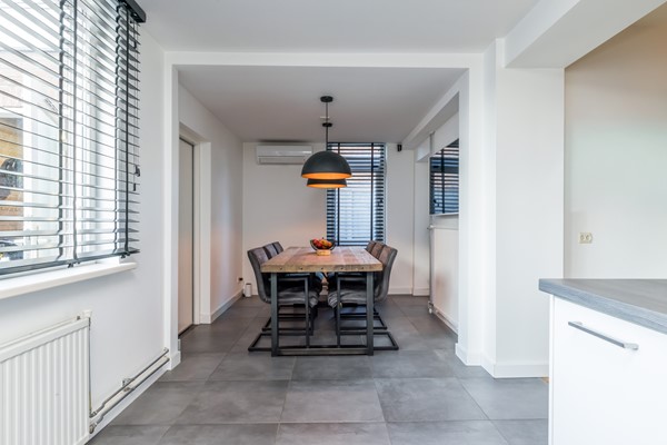 Foto - Verkocht onder voorbehoud: Instapklare gemoderniseerde hoekwoning uit 1920 met 4 slaapkamers, aanbouw met leef keuken en bijkeuken, eigen oprit (2 auto's) en een onderhoudsvriendelijke tuin gelegen op het Zuiden.